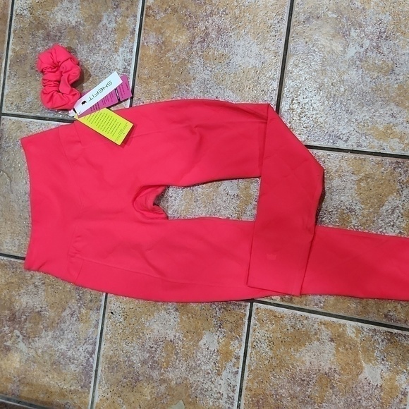 Shefit pocket leggings size medium bright fun fitness with scrunchis and laundry - Picture 1 of 7